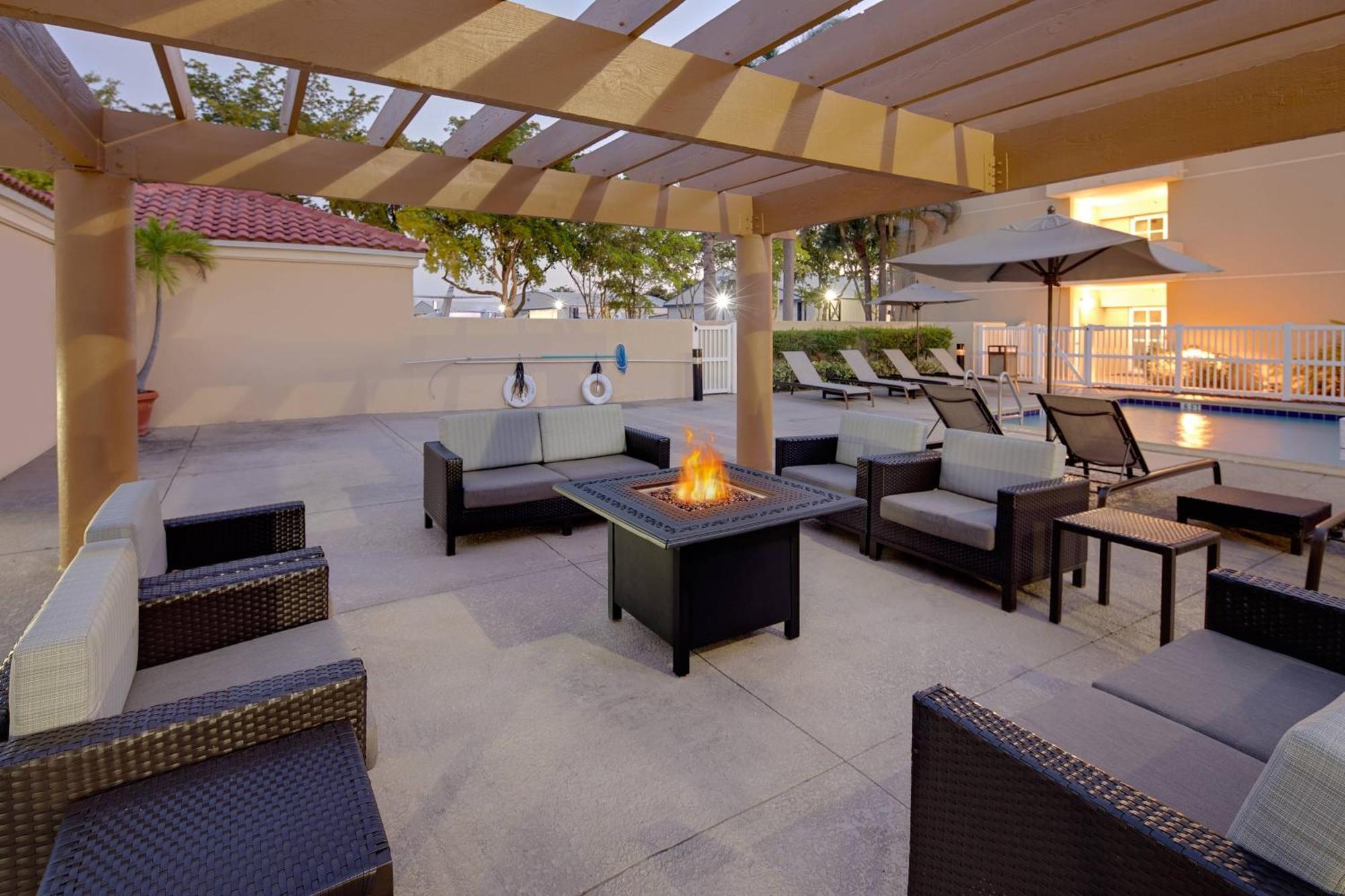 Courtyard By Marriott Fort Lauderdale North/Cypress Creek Экстерьер фото